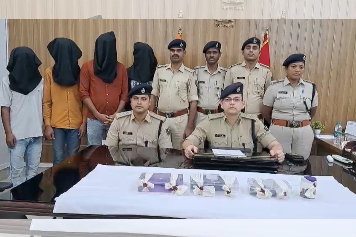 Munger Illegal Arms Deal: मिर्जापुर में एसटीएफ और पुलिस की छापेमारी, पिस्टल और 50 जिंदा कारतूस के साथ 4 गिरफ्तार