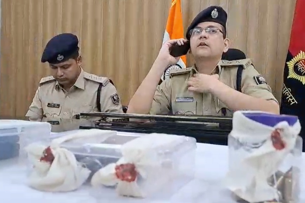 मुंगेर में हथियारों की बड़ी डील का भंडाफोड़ — STF और पुलिस की संयुक्त छापेमारी में चार गिरफ्तार, पिस्टल और 50 जिंदा कारतूस बरामद 2 Munger Illegal Arms Deal: मिर्जापुर में एसटीएफ और पुलिस की छापेमारी, पिस्टल और 50 जिंदा कारतूस के साथ 4 गिरफ्तार