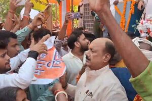 मुजफ्फरपुर में मनोज तिवारी के कार्यक्रम में रामसूरत राय समर्थकों का विरोध, औराई सीट पर प्रत्याशी परिवर्तन की मांग