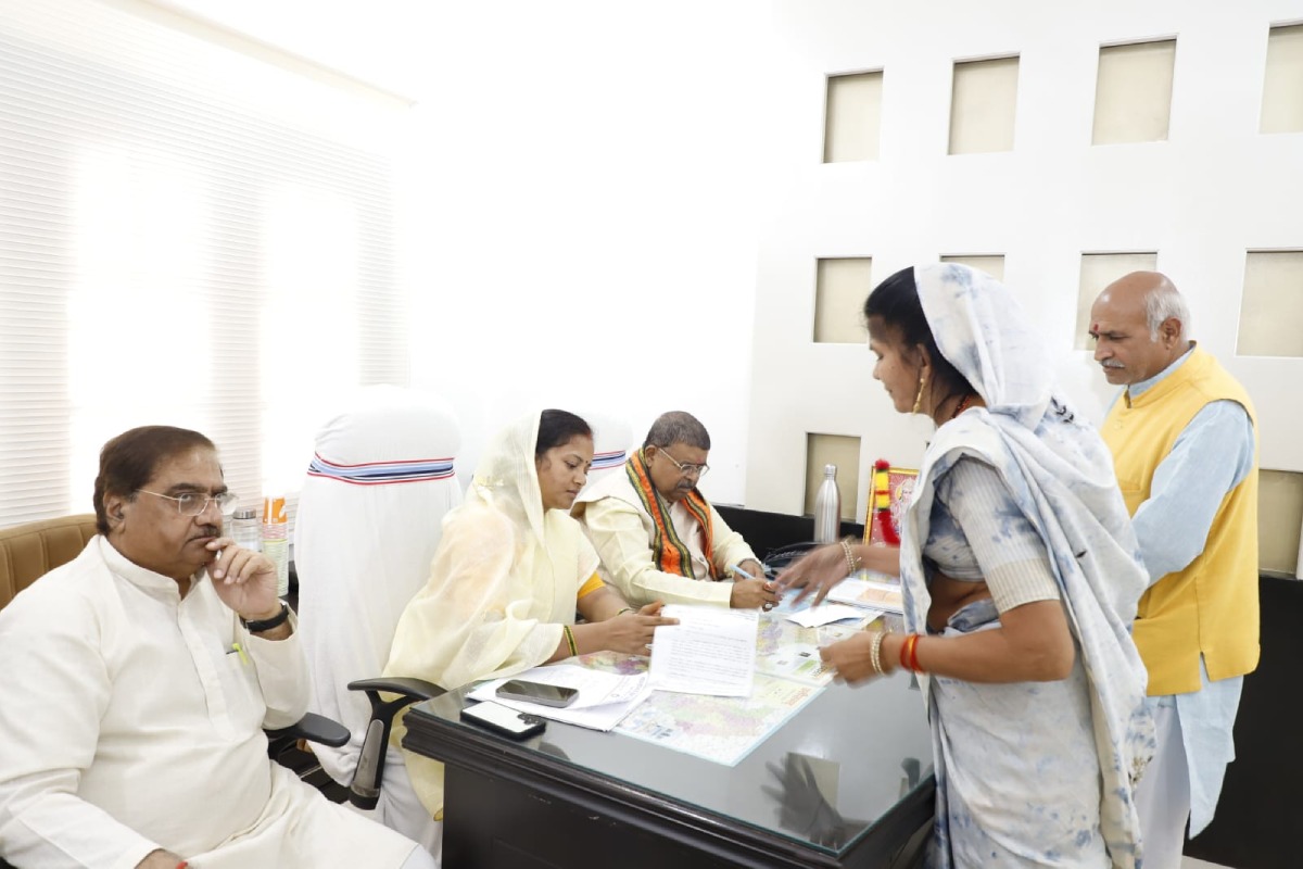 Chhattisgarh Minister Laxmi Rajwade: छत्तीसगढ़ की मंत्री लक्ष्मी राजवाड़े ने सहयोग केंद्र में भाजपा कार्यकर्ताओं के साथ बातचीत की