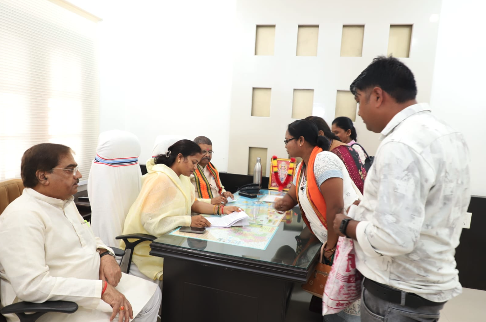 सहयोग केंद्र में मंत्री राजवाड़े ने कार्यकर्ताओं से किया संवाद 2 Chhattisgarh Minister Laxmi Rajwade: छत्तीसगढ़ की मंत्री लक्ष्मी राजवाड़े ने सहयोग केंद्र में भाजपा कार्यकर्ताओं के साथ बातचीत की