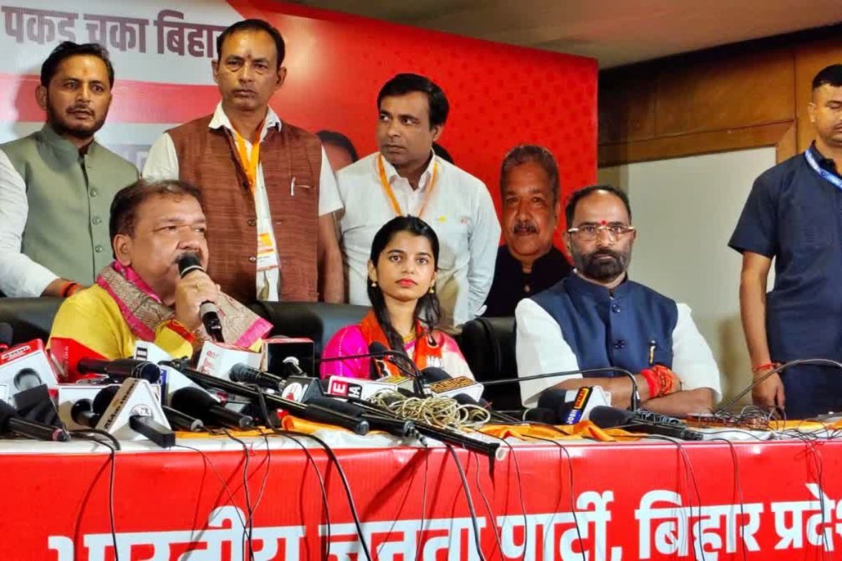 Bihar Election 2025: बिहार चुनाव 2025 पहला चरण, मैथिली ठाकुर, मुकेश सहनी और पुष्पम प्रिया ने नामांकन दाखिल किया