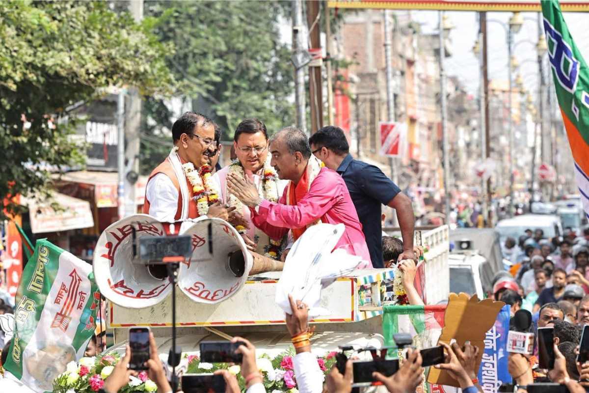 सिवान में एनडीए प्रत्याशी मंगल पांडे का शक्ति प्रदर्शन, नामांकन के बाद गांधी मैदान में उमड़ा जनसैलाब 3 Mangal Pandey Nomination Siwan