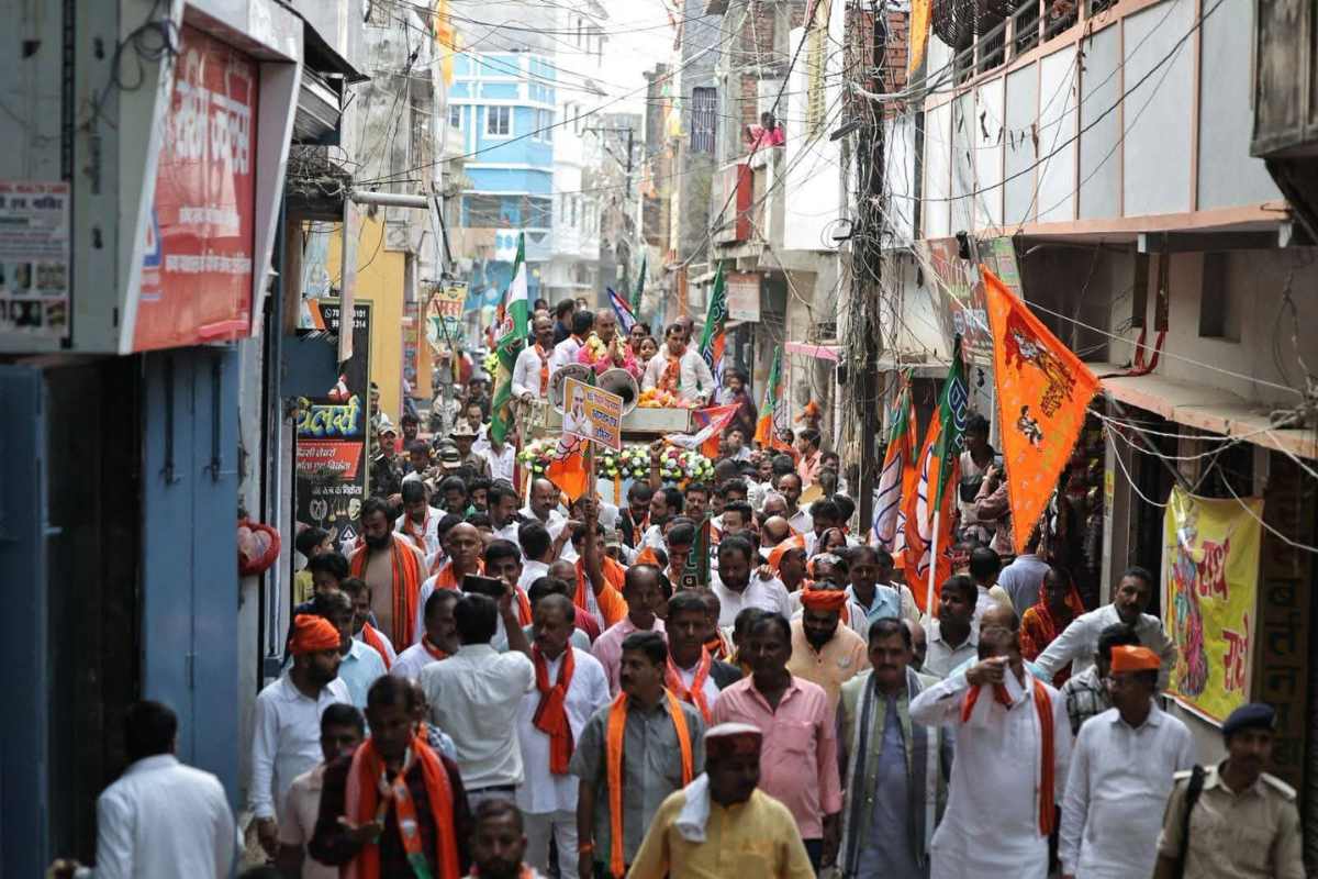 सिवान में एनडीए प्रत्याशी मंगल पांडे का शक्ति प्रदर्शन, नामांकन के बाद गांधी मैदान में उमड़ा जनसैलाब 5 Mangal Pandey Nomination Siwan