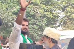 छपरा विधानसभा क्षेत्र में खेसारी लाल यादव ने राजद से दाखिल किया नामांकन, भीड़ में भावुक हुए सुपरस्टार