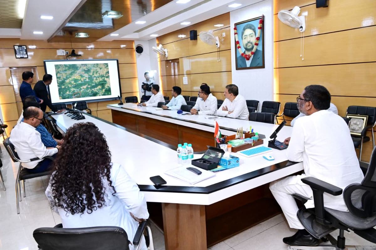 झारखंड को मिलेगा पहला टाइगर सफारी, मुख्यमंत्री हेमन्त सोरेन ने देखी परियोजना की प्रस्तुति 4 Jharkhand Tiger Safari Project: मुख्यमंत्री हेमन्त सोरेन ने लातेहार में पहले टाइगर सफारी प्रोजेक्ट का प्रेजेंटेशन देखा