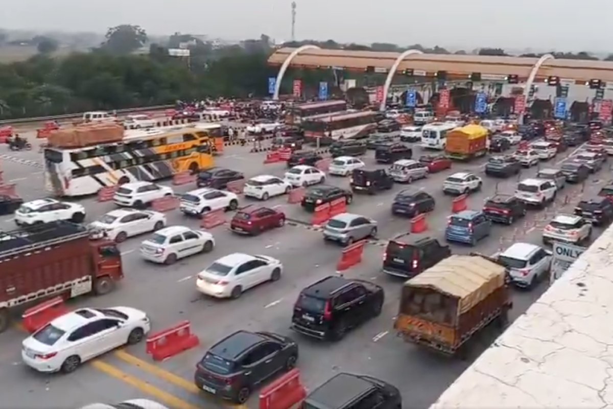Delhi-NCR Traffic Jam: यमुना एक्सप्रेसवे और जेवर टोल पर धनतेरस की शाम भारी भीड़