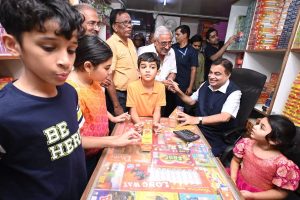 नागपुर गांधीबाग में नितिन गडकरी ने नातियों संग किया दिवाली शॉपिंग, पारिवारिक उत्साह से भर गया बाजार