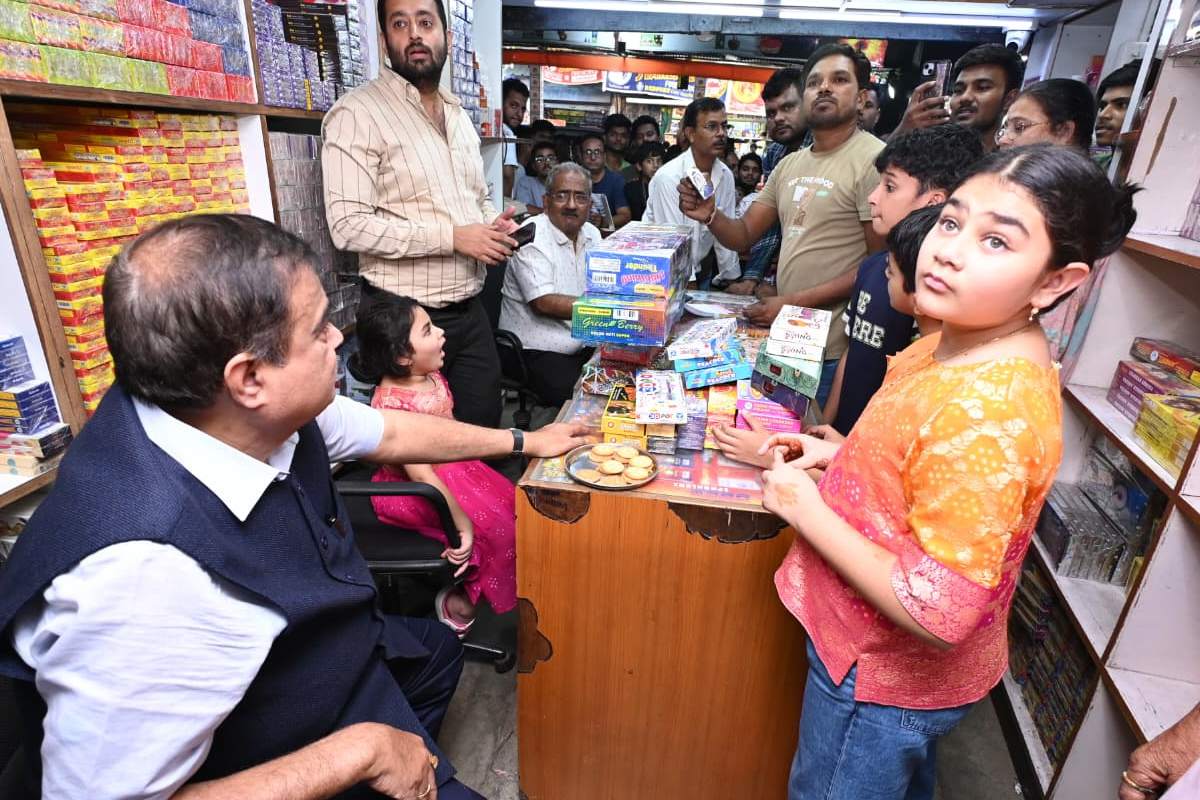 नागपुर गांधीबाग में नितिन गडकरी ने नातियों संग किया दिवाली शॉपिंग, पारिवारिक उत्साह से भर गया बाजार 2 Nitin Gadkari Diwali 2025: नागपुर गांधीबाग में केंद्रीय मंत्री नितिन गडकरी ने अपने नातियों के साथ दिवाली की खरीदारी की
