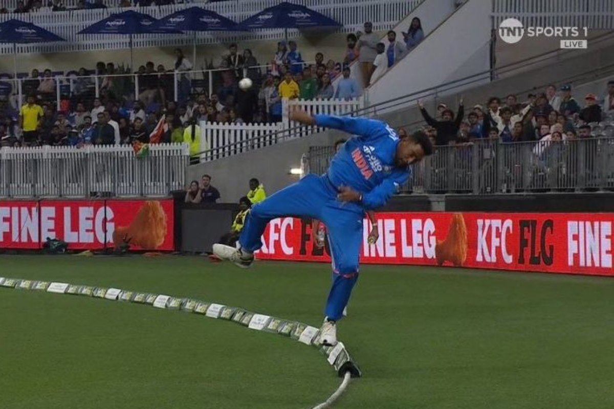 Mohammed Siraj: मोहम्मद सिराज का शानदार कैच, ऑस्ट्रेलियाई बल्लेबाज को छक्का मारने से रोका