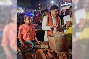 अखिलेश यादव ने दीवाली दीयों पर खर्च पर रोक सुझाई, जबकि मुख्यमंत्री मोहन यादव ने स्थानीय विक्रेताओं से खरीदे दीये