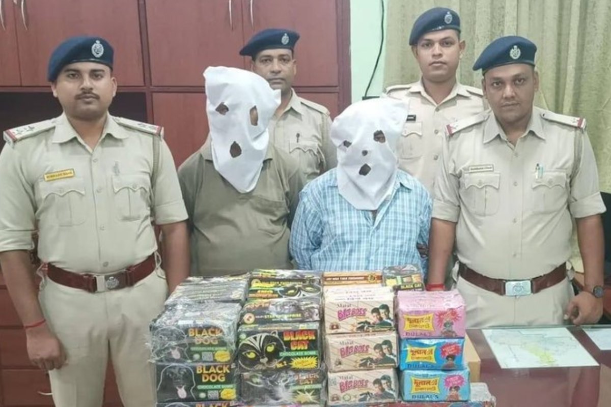 West Bengal Police: पश्चिम बंगाल पुलिस ने दीवाली से पहले 3,000 किलो अवैध पटाखे जब्त किए