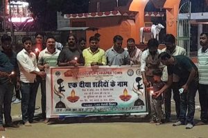 छपरा में ‘एक दिया शहीदों के नाम’ कार्यक्रम से गूंजा शहर, दीपों की रोशनी में याद किए गए वीर शहीद