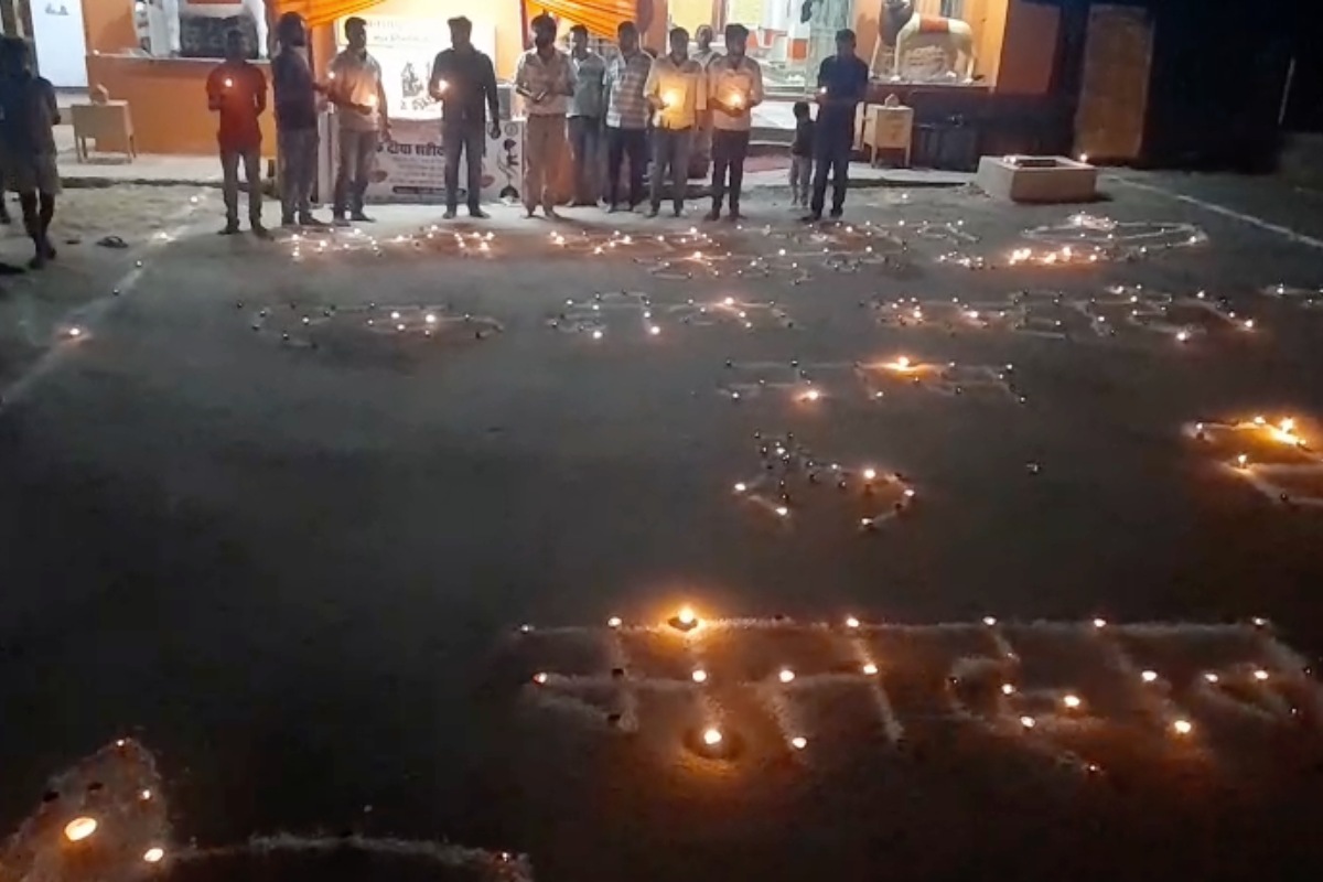 छपरा में ‘एक दिया शहीदों के नाम’ कार्यक्रम से गूंजा शहर, दीपों की रोशनी में याद किए गए वीर शहीद 1 Ek Diya Shaheedon Ke Naam Chapra 2025: छपरा में दीपों से जगमगाया कचहरी स्टेशन, शहीदों को दी गई भावपूर्ण श्रद्धांजलि