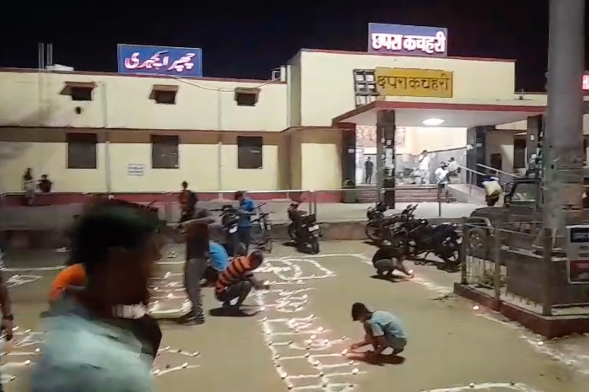 छपरा में ‘एक दिया शहीदों के नाम’ कार्यक्रम से गूंजा शहर, दीपों की रोशनी में याद किए गए वीर शहीद 2 Ek Diya Shaheedon Ke Naam Chapra 2025: छपरा में दीपों से जगमगाया कचहरी स्टेशन, शहीदों को दी गई भावपूर्ण श्रद्धांजलि