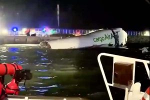 हांगकांग हवाई अड्डे पर विमान दुर्घटना, रनवे से फिसलकर समुद्र में गिरा बोइंग 747, दो लोगों की मृत्यु