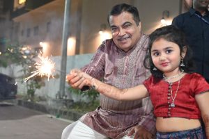 दीपों की रौशनी में परिवार संग झलकी सादगी और संस्कार: नितिन गडकरी ने नाती-पोतों के साथ मनाई दिवाली