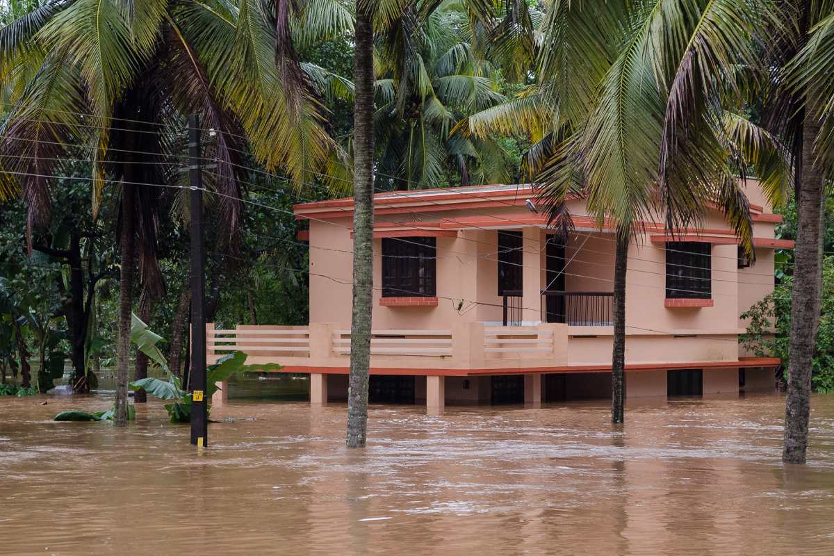 Cherupuzha Flash Floods: केरल के कन्नूर में भारी बारिश से घर और दुकानें जलमग्न | Heavy Rain in Kannur Kerala submerges houses and shops
