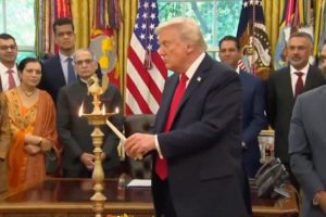Trump: ट्रम्प ने ओवल ऑफिस में दीया जलाकर मनाया दिवाली, भारत-अमेरिका संबंधों को दी नई मजबूती | Video