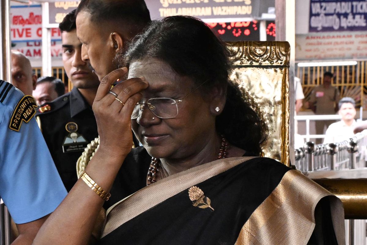 President Droupadi Murmu Sabarimala Pilgrimage: हेलिकॉप्टर हादसे के बाद राष्ट्रपति ने सबरीमाला में किए पवित्र दर्शन