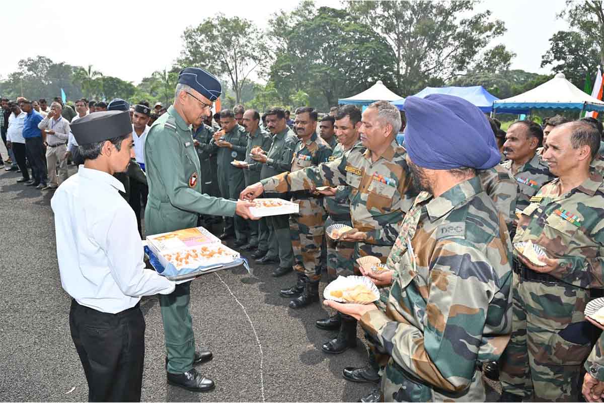 वायुसैनिकों के संग एयर मार्शल विजय कुमार गर्ग ने मनाई दीवाली, मिठाइयों और उल्लास से रोशन हुआ एयर फोर्स स्टेशन आमला 2 Air Marshal Vijay Kumar Garg Diwali Celebration