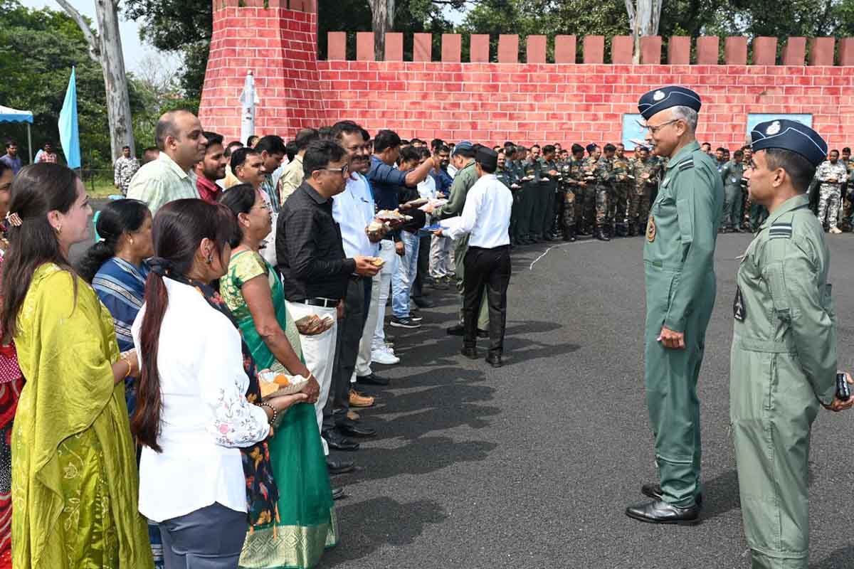 वायुसैनिकों के संग एयर मार्शल विजय कुमार गर्ग ने मनाई दीवाली, मिठाइयों और उल्लास से रोशन हुआ एयर फोर्स स्टेशन आमला 3 Air Marshal Vijay Kumar Garg Diwali Celebration