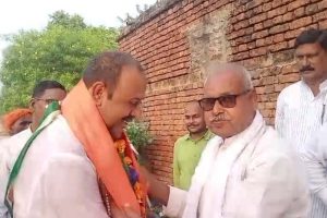 Bihar Elections: दीनारा विधानसभा में आर एलएम के विधायक प्रत्याशी आलोक सिंह का अभूतपूर्व स्वागत, जनता ने शॉल और माला से किया सम्मानित