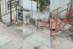 नगर निगम की लालफीतशाही पर नागरिकों का व्यंग्यात्मक प्रहार – खतरनाक गड्ढे के पास नगर आयुक्त को फराल (भोज) का आमंत्रण