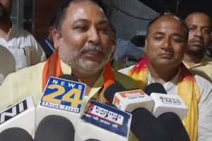 Tejashwi Yadav पर भीष्म साहनी का प्रहार: महिलाओं के सम्मान को लेकर किया सख्त पलटवार