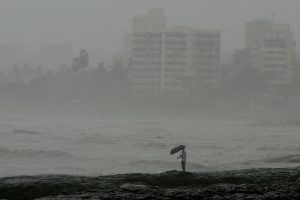 Mumbai Weather Alert: मुंबई और ठाणे में येलो अलर्ट जारी, रविवार तक रुक-रुक कर बारिश और गरज-चमक का दौर जारी रहेगा