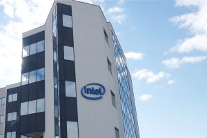 Intel ने कठिन दौर में भी दर्ज किया मुनाफा, अमेरिकी निवेश से बढ़ा शेयर 8% उछला