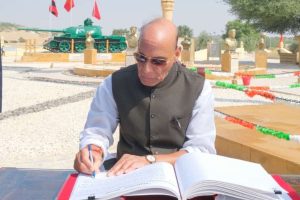 राजनाथ सिंह ने 1971 युद्ध में शहीद हुए सैनिकों को राजस्थान के लौंगवाला युद्ध स्मारक में दी श्रद्धांजलि
