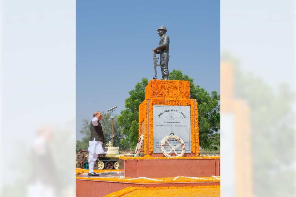 राजनाथ सिंह ने 1971 युद्ध में शहीद हुए सैनिकों को राजस्थान के लौंगवाला युद्ध स्मारक में दी श्रद्धांजलि 2 Rajnath Singh 1971 War Tribute – लौंगवाला युद्ध स्मारक, राजस्थान