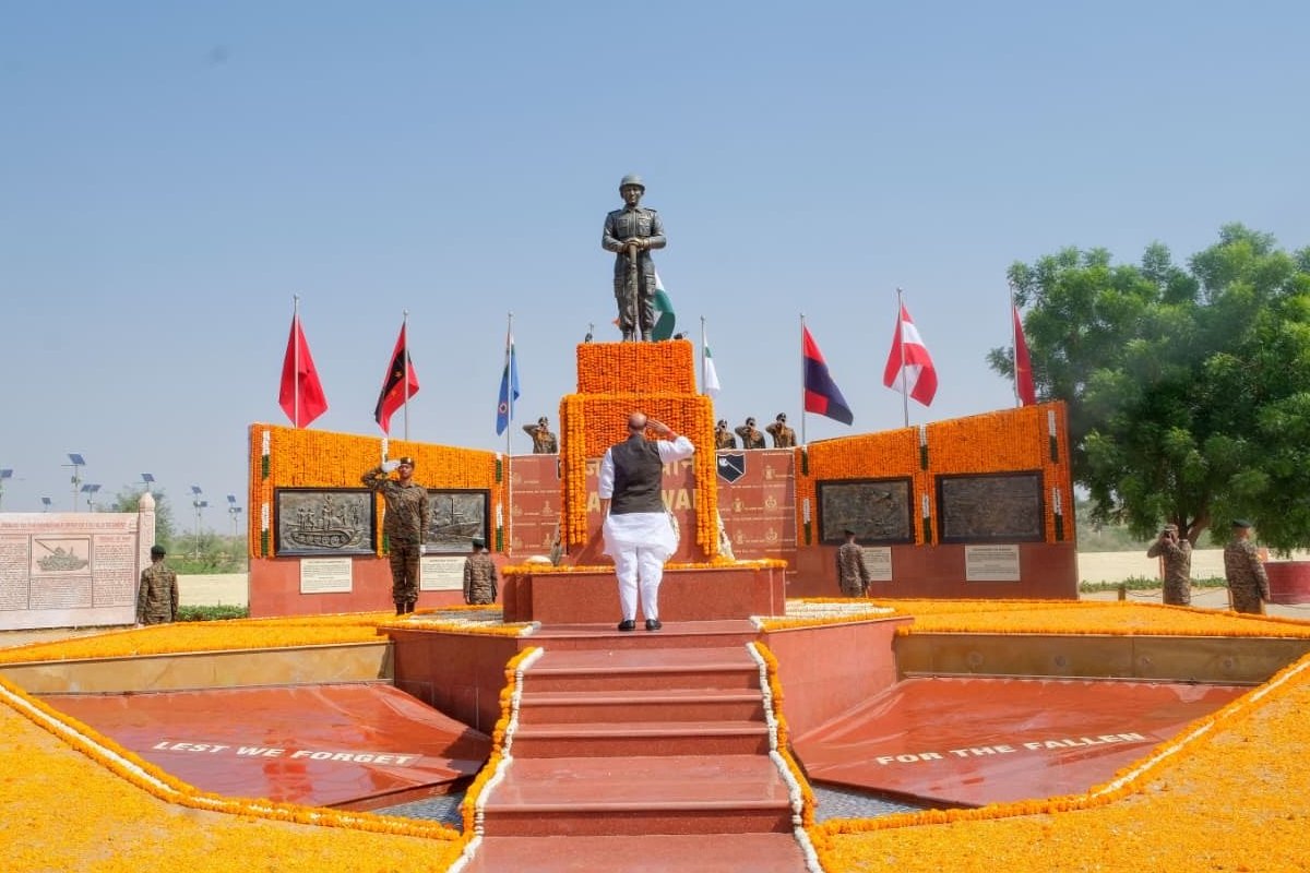 राजनाथ सिंह ने 1971 युद्ध में शहीद हुए सैनिकों को राजस्थान के लौंगवाला युद्ध स्मारक में दी श्रद्धांजलि 3 Rajnath Singh 1971 War Tribute – लौंगवाला युद्ध स्मारक, राजस्थान