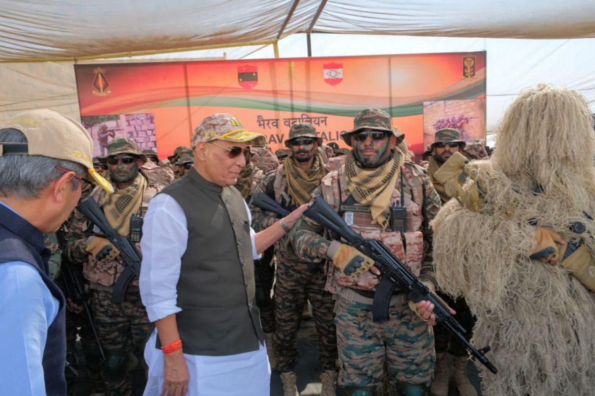 Rajnath Singh: रक्षा मंत्री राजनाथ सिंह ने नवगठित भैरव बटालियन से की मुलाकात 3 Rajnath Singh Bhairav Battalion Meeting – रक्षा मंत्री मुलाकात