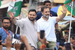 Tejashwi Yadav: तेजस्वी यादव का नीतीश कुमार पर तीखा प्रहार, योजनाओं को बताया फोटोकॉपी