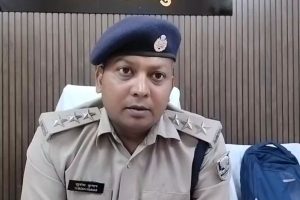 Bihar News: हाजीपुर में वाहन जांच के दौरान हंगामा, सीआरपीएफ जवान पर हमला और दरोगा परिवार से झड़प का LIVE वीडियो वायरल 2 Bihar News: हाजीपुर में वाहन जांच के दौरान हंगामा, सीआरपीएफ जवान पर हमला और दरोगा परिवार से झड़प का LIVE वीडियो वायरल