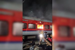 Janasewa Express में आग लगने से बड़ा रेल हादसा टला, यात्रियों की सुरक्षा हुई सुनिश्चित 1 Janasewa Express में आग लगने से बड़ा रेल हादसा टला, यात्रियों की सुरक्षा हुई सुनिश्चित