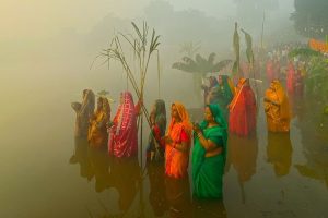 Chhath Puja 2025: कौन हैं छठी मैया और कैसे हुआ यह लोक आस्था का महापर्व शुरू