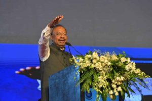 Maharashtra Politics: महाराष्ट्र में ‘सबके फोन ट्रैक’ बयान पर सियासी तूफ़ान; राजस्व मंत्री ने दी सफाई