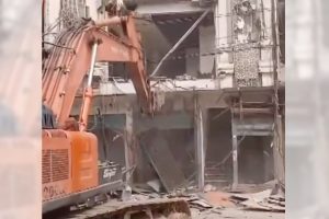 Meerut Breaking News: मेरठ के सेंट्रल मार्केट में अवैध व्यावसायिक कॉम्प्लेक्स का ध्वस्तीकरण, 22 दुकानों को खाली कराया गया