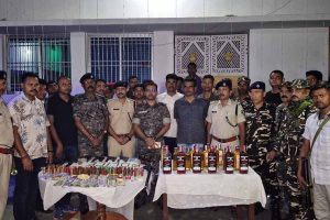 Bihar News: मोतिहारी पुलिस की बड़ी सफलता, हथियार तस्करों पर छापा, भारी मात्रा में असलहा और नकदी बरामद