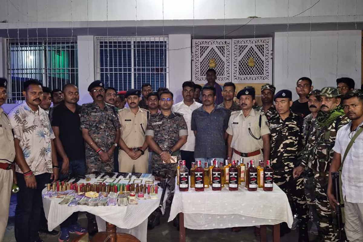 Bihar News: मोतिहारी पुलिस की बड़ी सफलता, हथियार तस्करों पर छापा, भारी मात्रा में असलहा और नकदी बरामद 1 Weapons Seizure