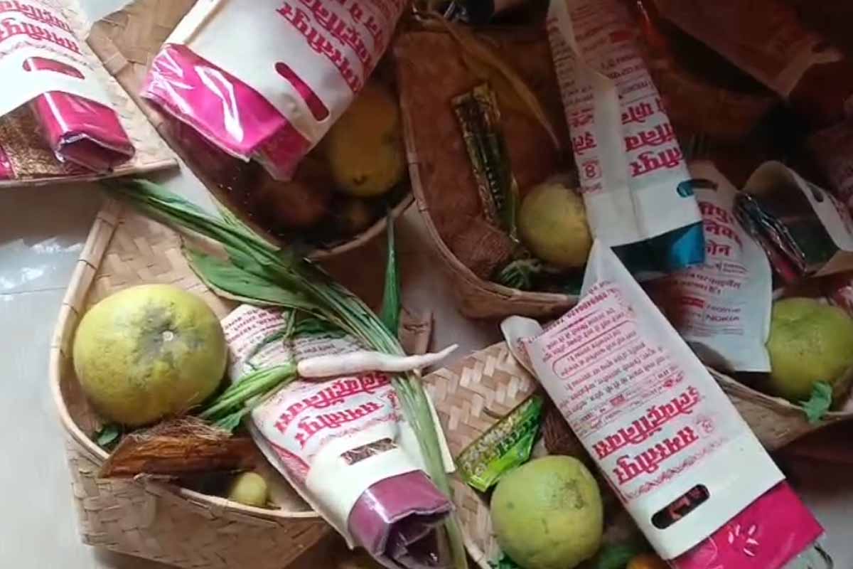 Bihar Chhath Puja 2025: छठ व्रतियों में फल, साड़ी और सूप का वितरण, समाजसेवियों ने दिखाई मानवता की मिसाल 2 Chhath Vrati Fruit Saree Soup Distribution
