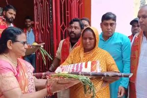 Bihar Chhath Puja 2025: छठ व्रतियों में फल, साड़ी और सूप का वितरण, समाजसेवियों ने दिखाई मानवता की मिसाल 19 Bihar Chhath Puja 2025: छठ व्रतियों में फल, साड़ी और सूप का वितरण, समाजसेवियों ने दिखाई मानवता की मिसाल