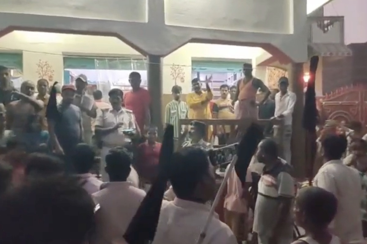 Bihar Election 2025: सीतामढ़ी में भाजपा प्रत्याशी अनिल राम के खिलाफ भारी विरोध, ग्रामीणों ने काले झंडे दिखाए