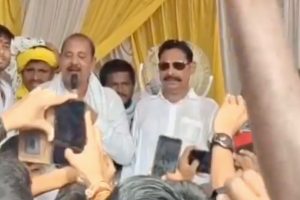 Video: मोकामा में अनंत सिंह का मंच ढह गया, समर्थकों के बीच मचा हड़कंप 5 Video: मोकामा में अनंत सिंह का मंच ढह गया, समर्थकों के बीच मचा हड़कंप