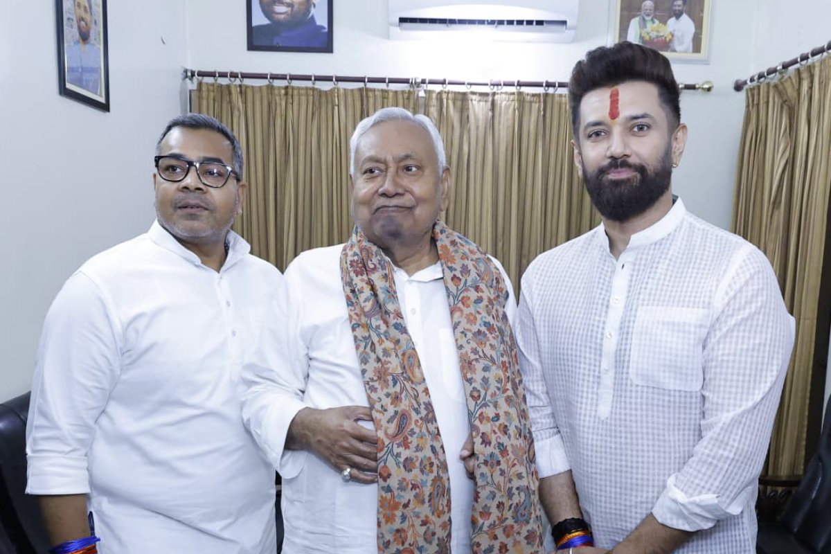 Nitish Kumar Chirag Paswan: नीतीश कुमार और चिराग पासवान की मुलाकात से बिहार की राजनीति में गर्माहट, छठ प्रसाद बना नई सियासी चर्चा
