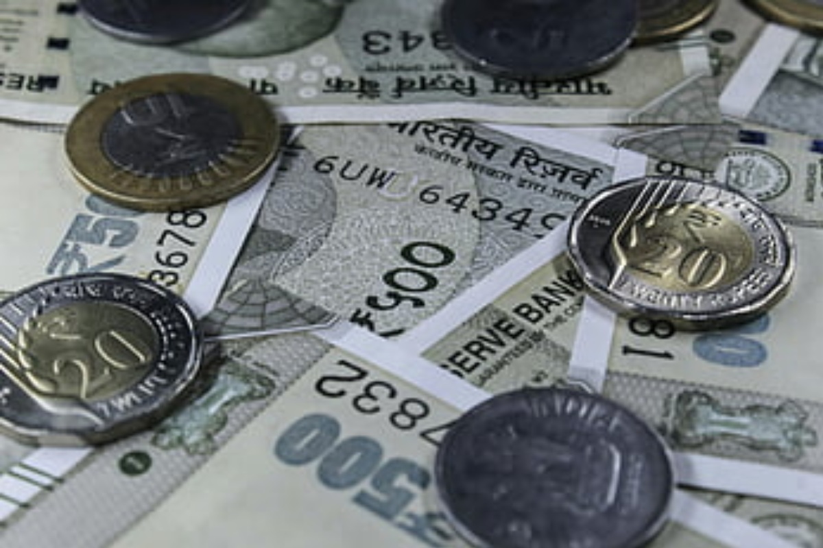 Rupee falls – वैश्विक दबाव के बीच भारतीय रुपया अमेरिकी डॉलर के मुकाबले 4 पैसे गिरकर 87.87 पर