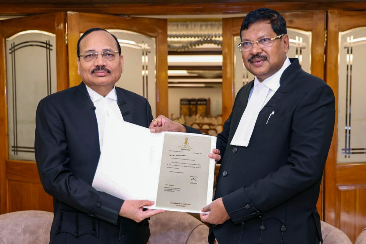 CJI Gavai: सीजेआई गवई ने न्यायमूर्ति सूर्यकांत को अगला मुख्य न्यायाधीश नियुक्त करने की सिफारिश की 1 Justice Surya Kant Next Chief Justice of India: मुख्य न्यायाधीश गवई ने उनकी नियुक्ति की सिफारिश की